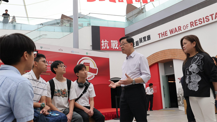 李家超參觀抗戰(zhàn)勝利主題展覽  與莘莘學(xué)子齊習(xí)愛國史