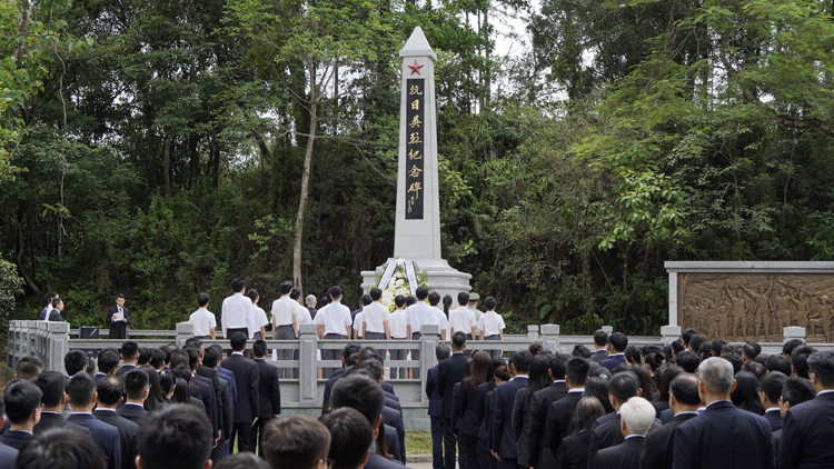 中央駐港機(jī)構(gòu)和駐港中資企業(yè)代表瞻仰祭掃香港抗日英烈紀(jì)念碑