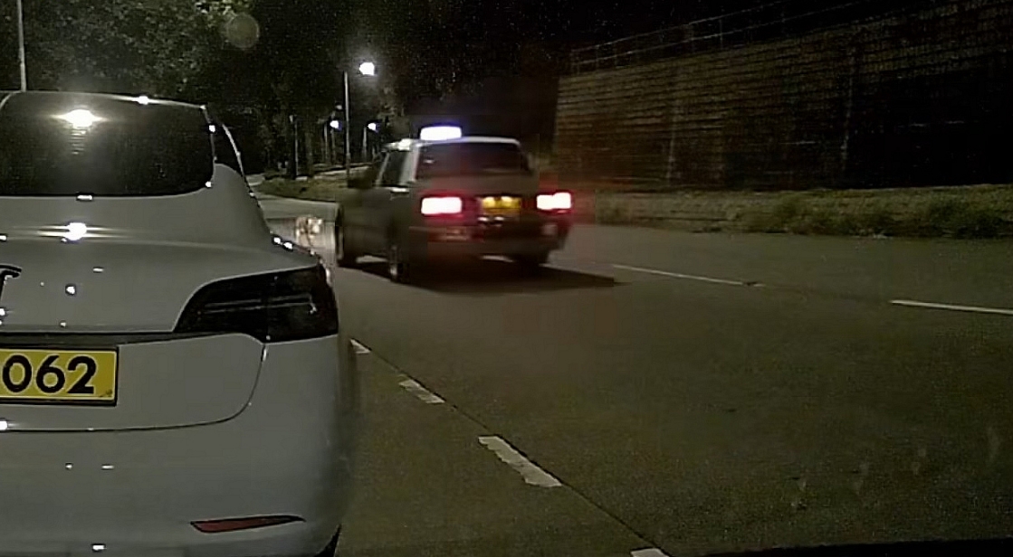 有片丨的士撞野豬捲車底不顧而去 網(wǎng)民指責(zé)呼籲報(bào)警