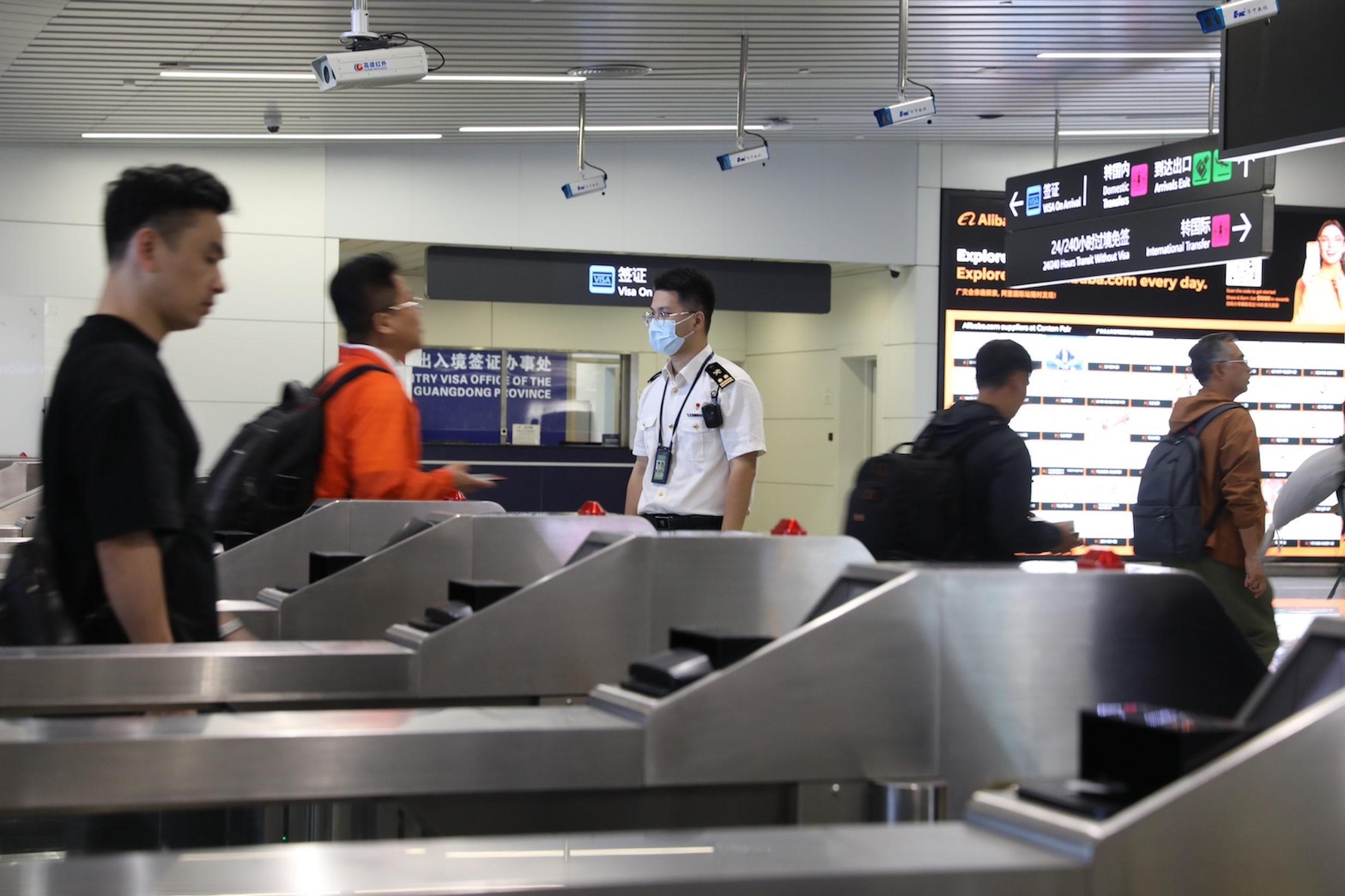 暑期跨境旅遊「熱」 廣州白雲(yún)機(jī)場(chǎng)口岸進(jìn)出境人員增長14%超300萬人次