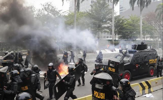 印尼總統(tǒng)宣布削減議員福利  並追責(zé)涉事警員