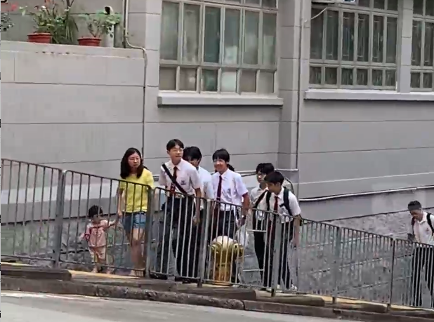 有片丨【9.1開(kāi)學(xué)日】 香港學(xué)生：多放幾日假就有精神上學(xué)了！