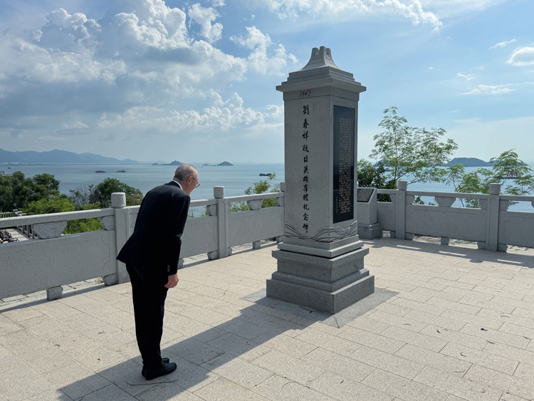 盧寵茂到訪劉春祥抗日英雄羣體紀(jì)念碑 寄語(yǔ)大家守護(hù)和平