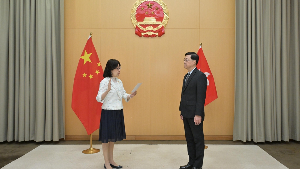 鍾麗玲續(xù)任個人資料私隱專員 宣誓擁護(hù)基本法及效忠香港特區(qū)