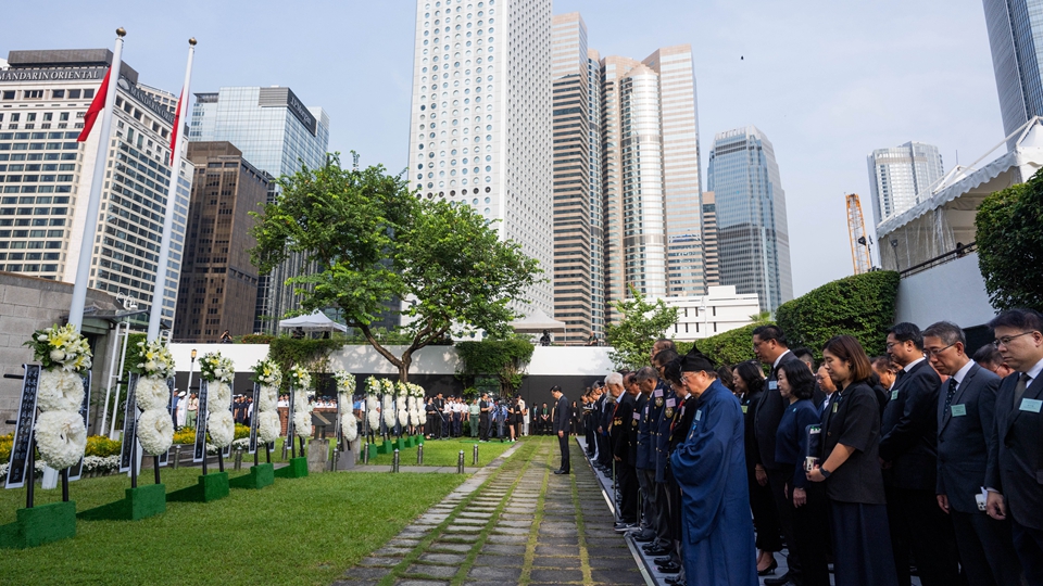 9·3早上8時(shí)港府舉行抗戰(zhàn)勝利80周年紀(jì)念儀式 陳國(guó)基率領(lǐng)高官等出席