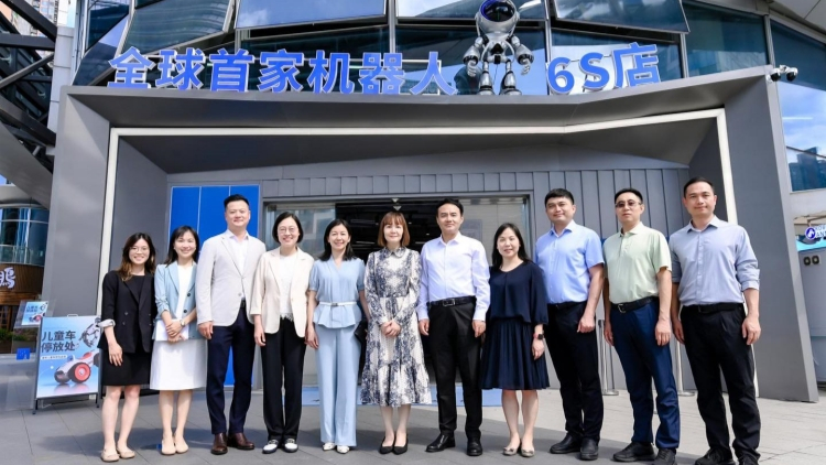 灣區(qū)專(zhuān)員陳潔玲赴深圳 考察全球首家機(jī)械人6S店及無(wú)人駕駛小巴