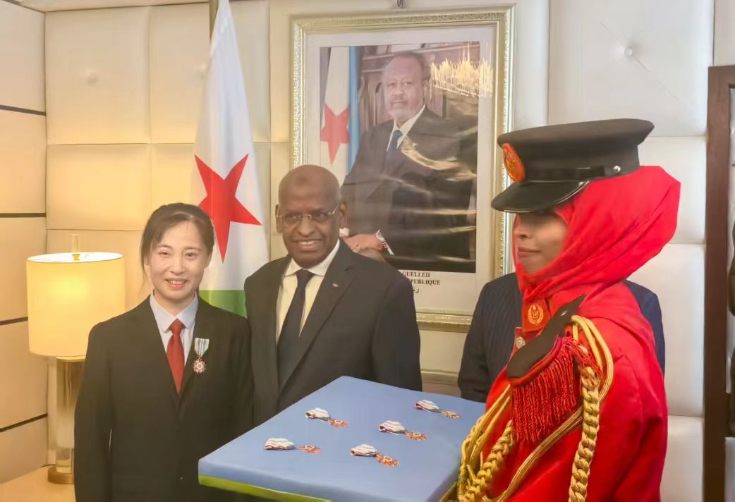 吉布提總理為中國(guó)（山西）醫(yī)療隊(duì)隊(duì)員授勳