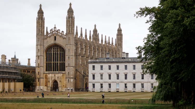 英國內(nèi)政大臣稱將嚴查國際學生濫用庇護制度