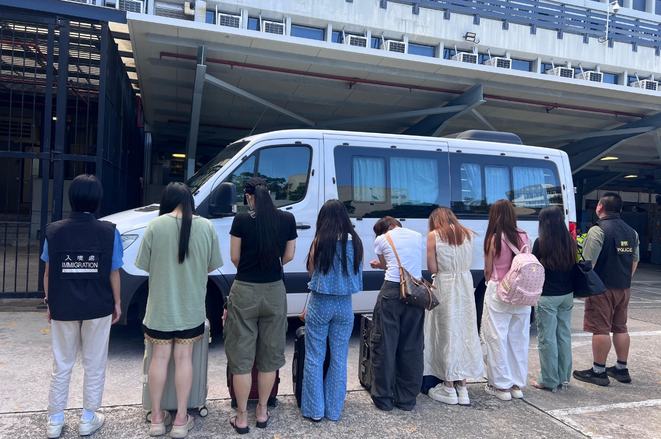 警方北區(qū)掃黃拘13名內地女