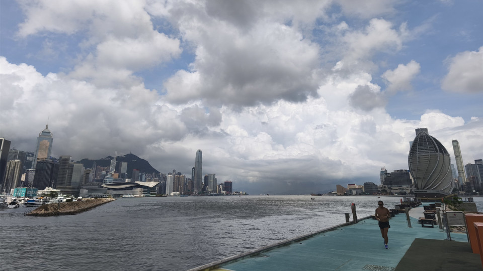 天文臺(tái)發(fā)酷熱天氣警告 市民應(yīng)避免長(zhǎng)時(shí)間戶外活動(dòng)