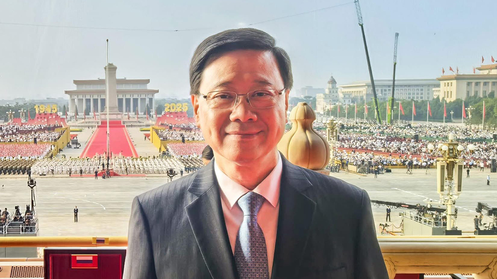 李家超：現(xiàn)場(chǎng)觀看閱兵深感光榮 香港須以史為鑒 作出更大貢獻(xiàn)