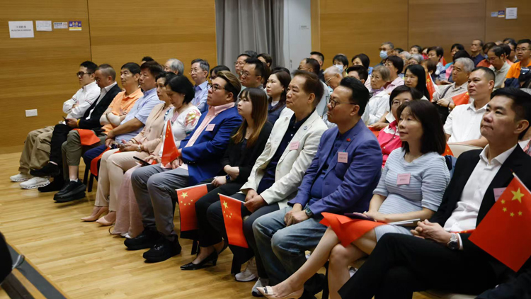 香港灣仔區(qū)各界協(xié)會(huì)組織街坊觀看閱兵直播