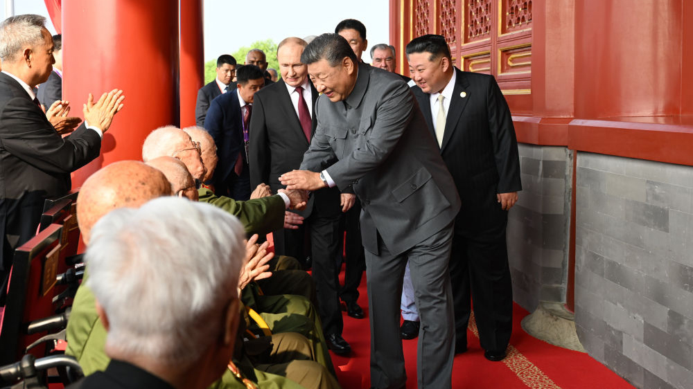 有片｜習(xí)近平與6位老戰(zhàn)士親切握手 香港抗戰(zhàn)老兵羅競(jìng)輝在列