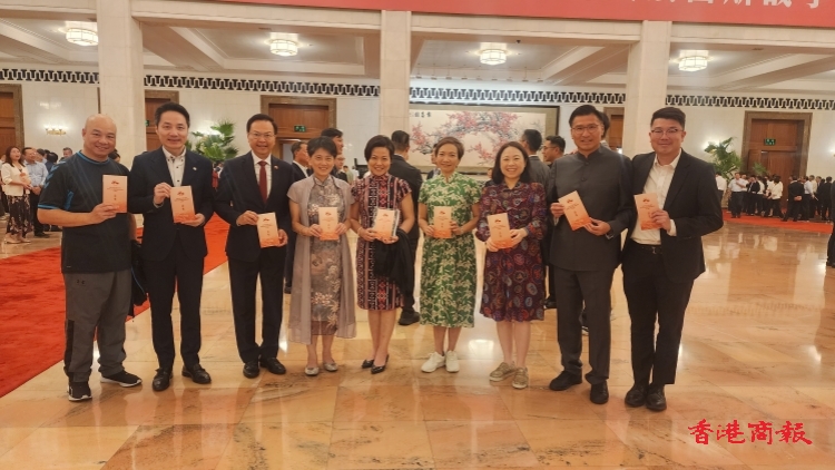 圖集丨港澳代表團成員到場觀看紀念抗戰(zhàn)勝利80周年文藝晚會