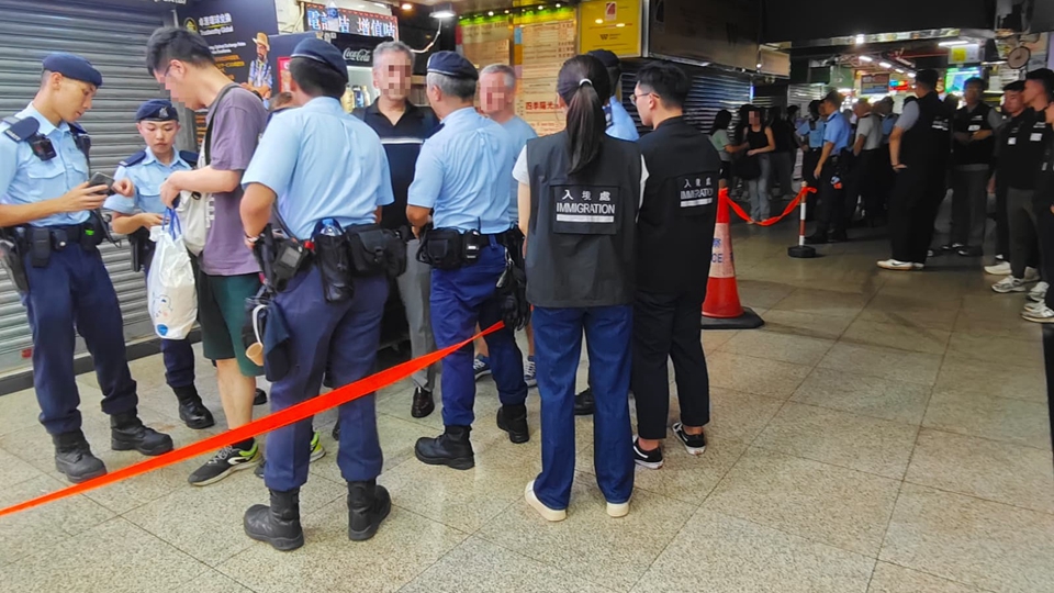 警方聯(lián)同入境處尖沙咀聯(lián)合執(zhí)法 拘捕2男 發(fā)現(xiàn)一名通緝犯