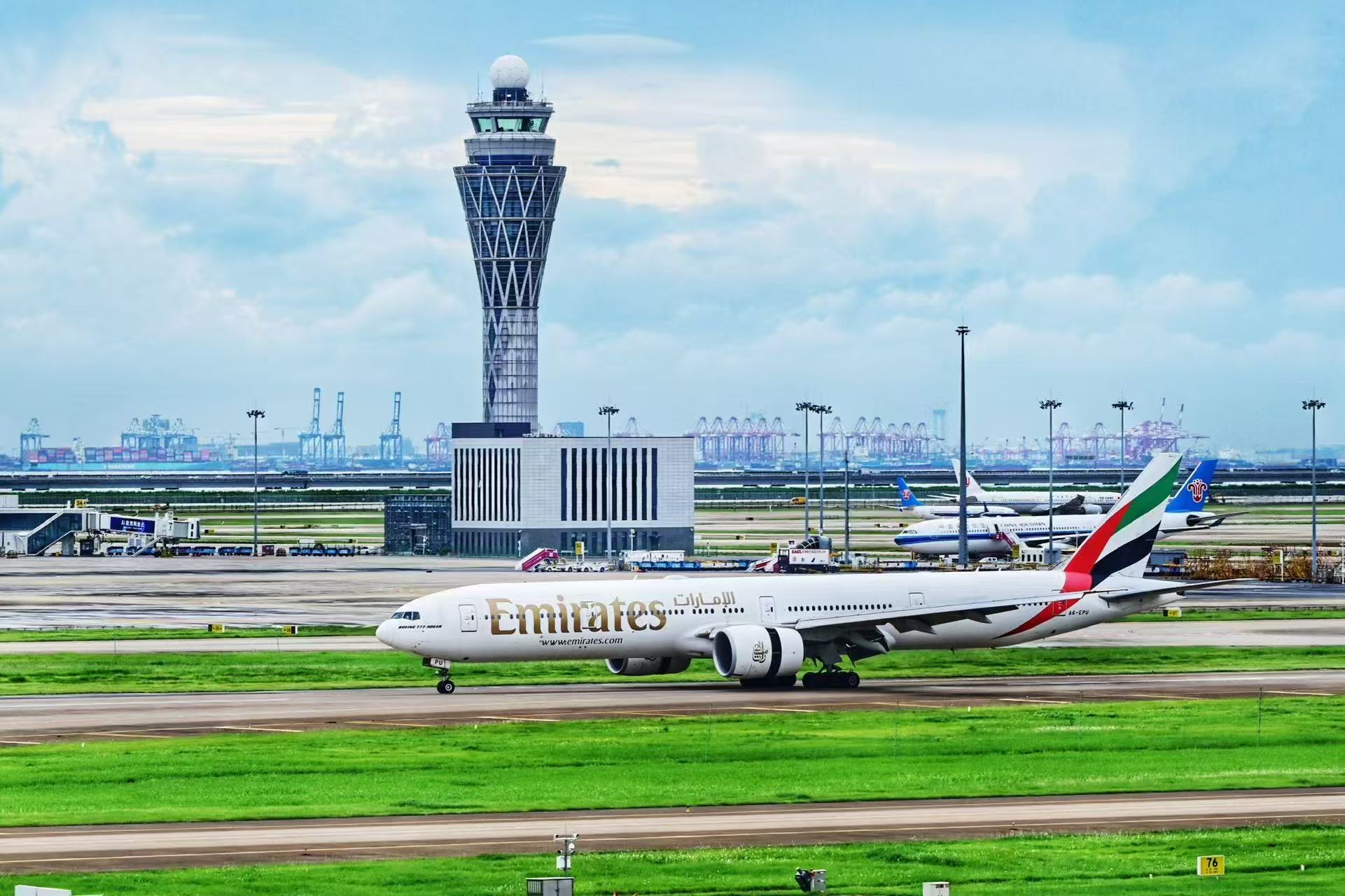 暑運深圳機場客流航班架次雙創(chuàng)新高  港人赴深乘機同比增6.4%