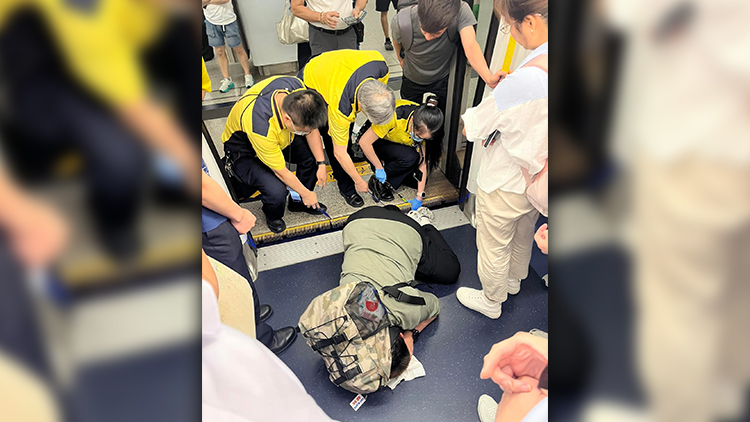 港鐵觀(guān)塘站女乘客疑失足腳插月臺(tái)罅隙 獲救送院治理
