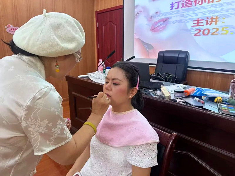 皖屯溪：「妝」點(diǎn)青春 煥新風(fēng)采