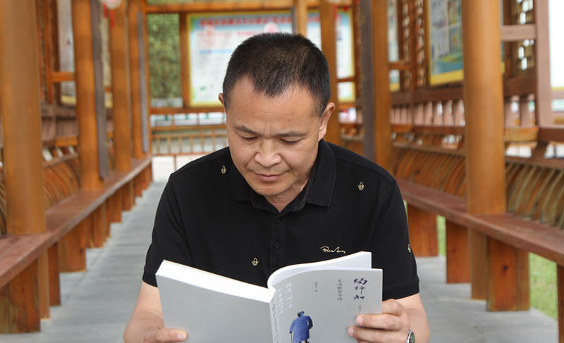 【長(zhǎng)舟專欄】于三尺講臺(tái) 傾一腔熱血——寫在第41個(gè)教師節(jié)之際