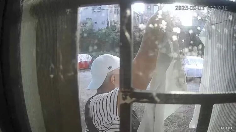 囂張男賊！ 穿「戰(zhàn)利品」再偷同一家！