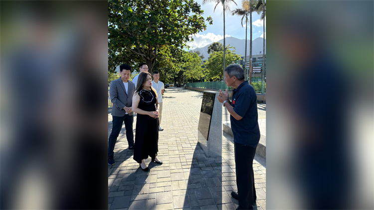 羅淑佩昨探訪梅窩抗戰(zhàn)遺址 緬懷銀礦灣慘案遇難者