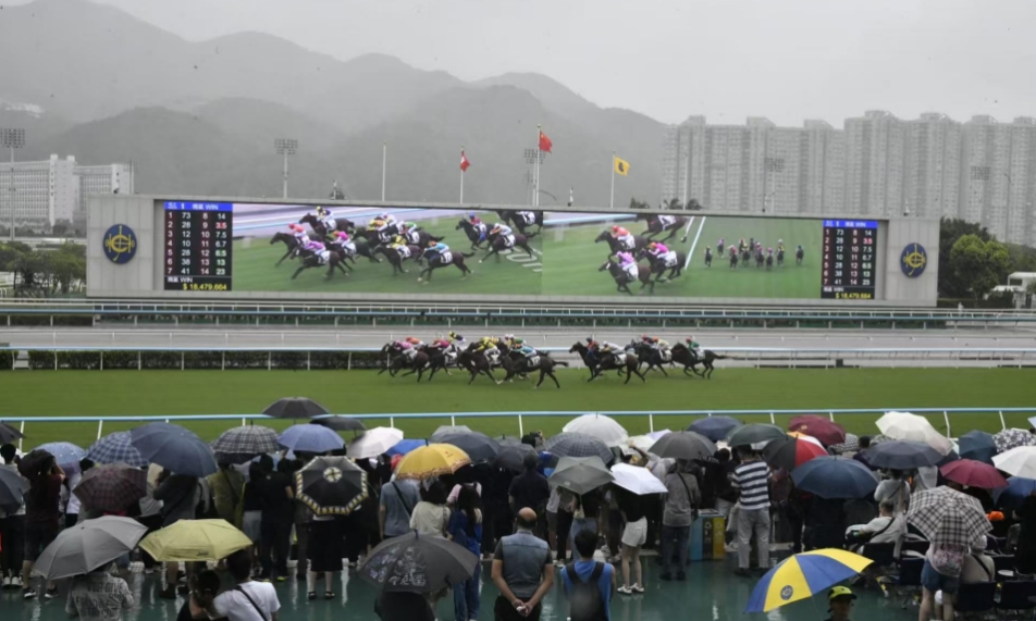 新馬季開(kāi)鑼 李家超入場(chǎng)主持並為醒獅點(diǎn)睛