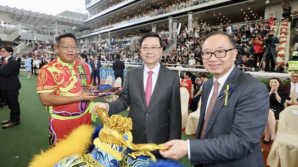 李家超主持醒獅點(diǎn)晴及敲鑼儀式 冀旅發(fā)局與馬會(huì)合作推廣賽馬旅遊