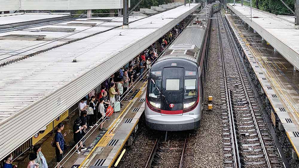 港鐵：港鐵列車、輕鐵及港鐵巴士服務(wù)會(huì)維持周末正常班次至晚上收車