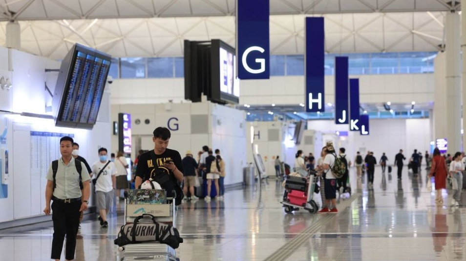 8號風(fēng)球正生效 機(jī)管局：約100班航班取消