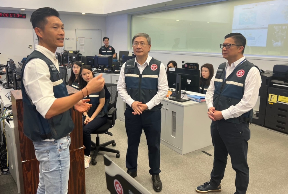 視察緊急事故監(jiān)察及支援中心 卓永興：從嚴(yán)防控風(fēng)暴來襲