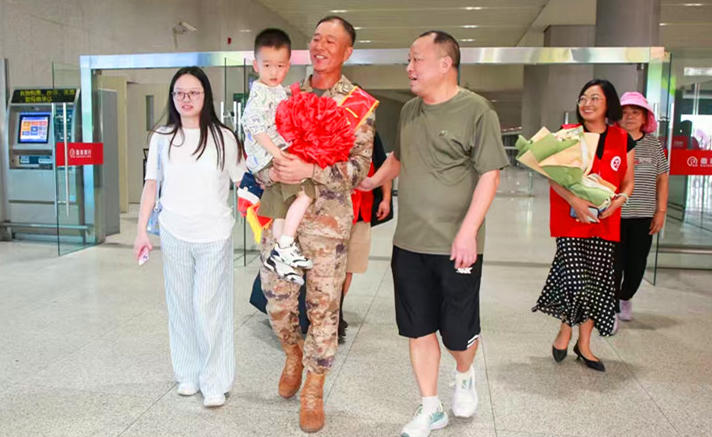 皖休寧縣：光榮受閱 載譽(yù)歸來(lái)