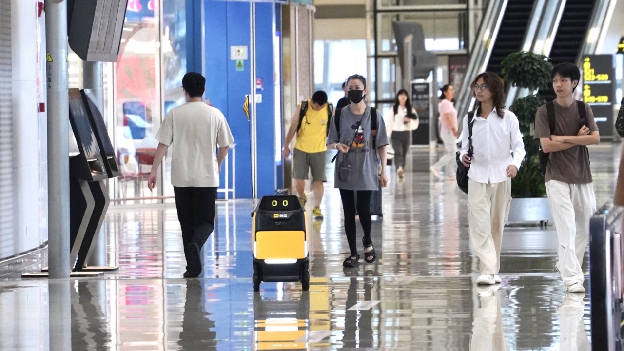 機(jī)器人送餐到登機(jī)口 ！在深圳機(jī)場也能用美團(tuán)點外賣了