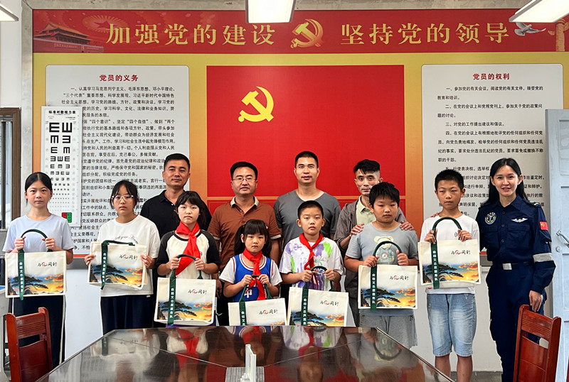 皖黟縣柯村鎮(zhèn)：助學(xué)進(jìn)校園 點(diǎn)燃從軍夢