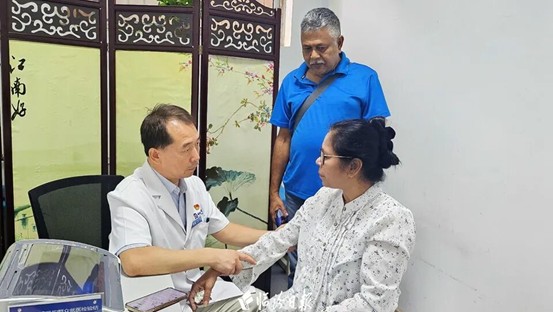 兄妹「老外」跨越山海求診山西臨汾「老中醫(yī)」