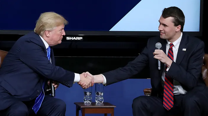 全美震驚！特朗普政治盟友演講時(shí)遭槍擊身亡