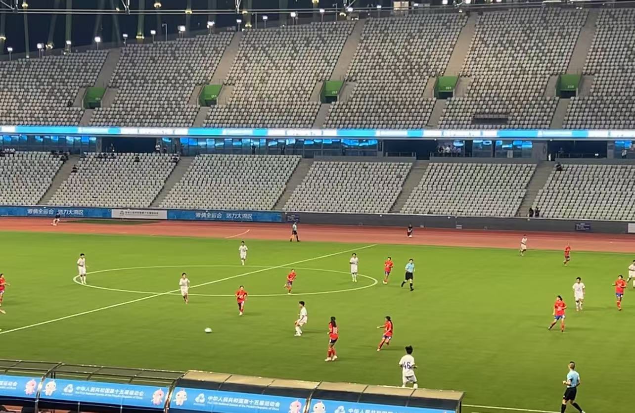 深圳寶安體育場(chǎng)舉行十五運(yùn)會(huì)足球測(cè)試賽 升級(jí)場(chǎng)館秩序井然