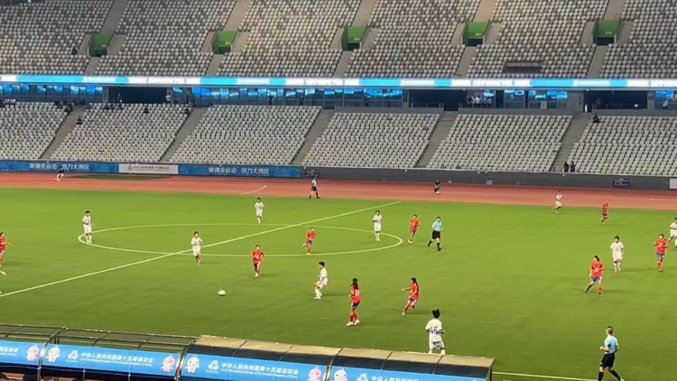 深圳寶安體育場(chǎng)舉行十五運(yùn)會(huì)足球測(cè)試賽 升級(jí)場(chǎng)館秩序井然