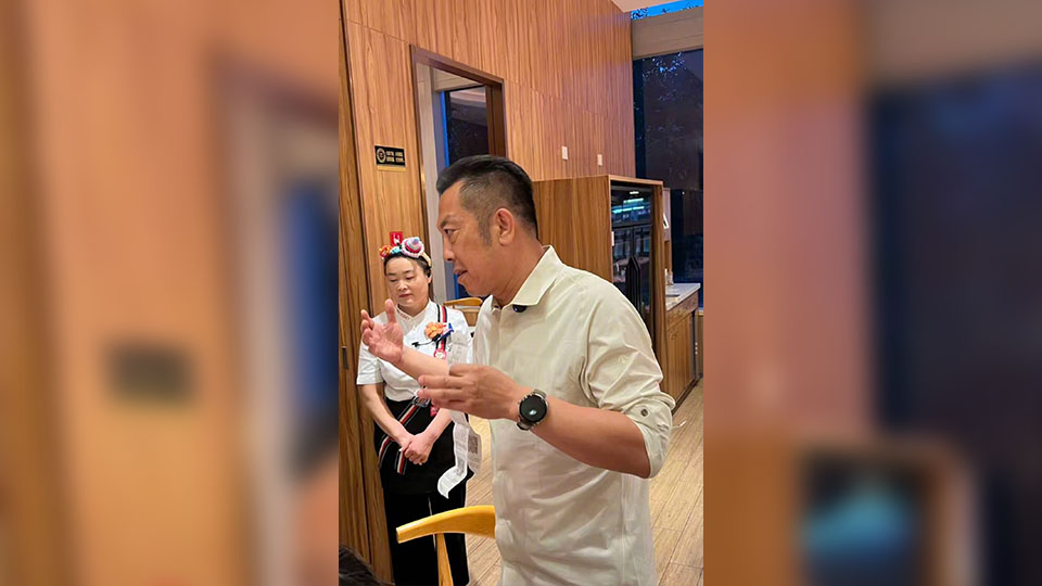 賈國龍回應(yīng)西貝被指預(yù)製菜：將起訴羅永浩 並向消費者開放後廚