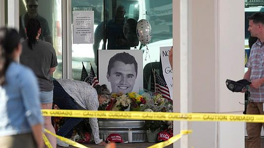 擁槍卻遭槍殺 無(wú)公職在身 獲降半旗待遇 美國(guó)「網(wǎng)紅」柯克什麼來(lái)頭？