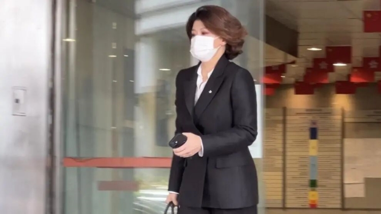 前港姐豪門惡夢(mèng) 遭丈夫刀架頸恐嚇：「我要?dú)⒘四恪? title=