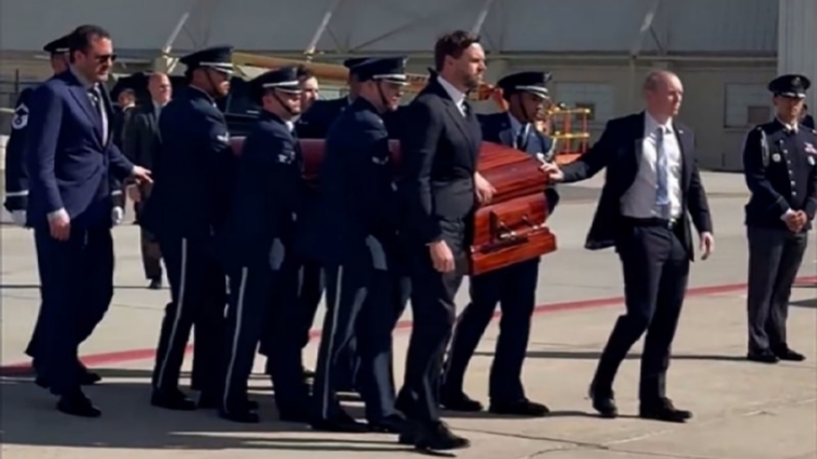 美國副總統(tǒng)萬斯護(hù)送查理·柯克靈柩登上「空軍二號」專機(jī)