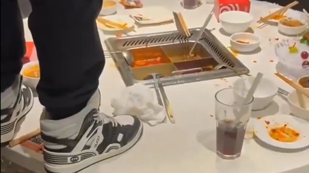 「海底撈小便門案」一審宣判 兩少年父母賠償220萬(wàn)元人民幣