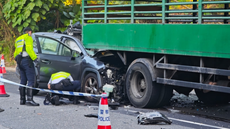 文錦渡私家車(chē)直插貨車(chē) 女司機(jī)頭部重創(chuàng)當(dāng)場(chǎng)死亡