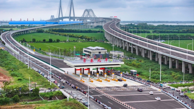 內(nèi)地國慶中秋假期連休8天 期間收費(fèi)公路免徵小型客車通行費(fèi)