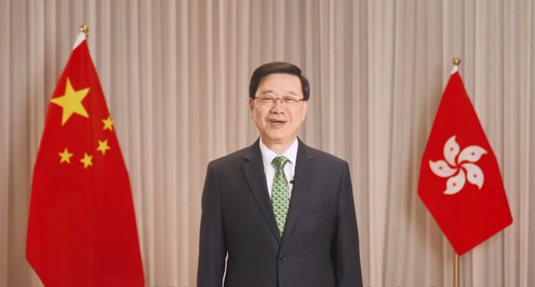 有片丨施政報告宣傳片首現(xiàn)「AI李家超」 領(lǐng)呔和領(lǐng)巾意義非凡