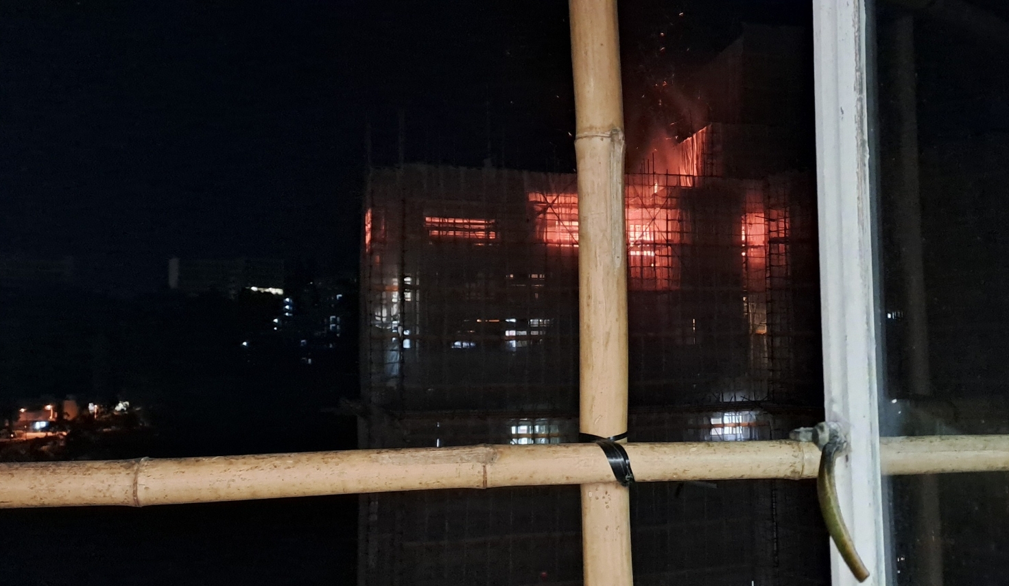 有片丨柴灣峰華邨天臺(tái)疑電線短路引起火警 無(wú)人受傷