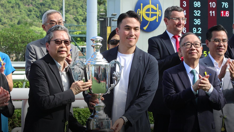 有片 | 有你有我爆冷捧東華三院挑戰(zhàn)盃 何猷啟賽後頒獎