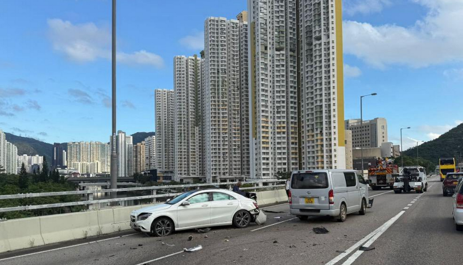 有片丨沙瀝公路兩車相撞 私家車嚴(yán)重?fù)p毀