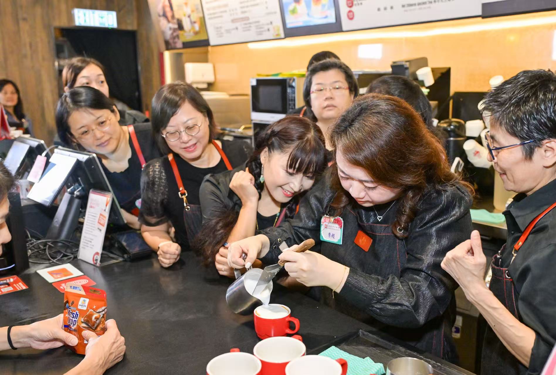  香港島婦女聯(lián)會舉辦「青雲啟夢 就業(yè)展能」咖啡師培訓計劃結業(yè)禮