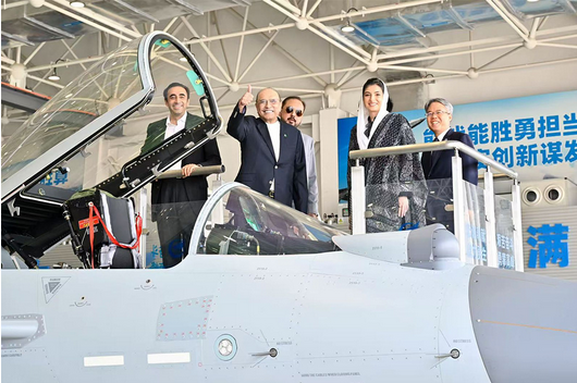 巴基斯坦總統(tǒng)訪問(wèn)成飛，登上殲-10豎起大拇指